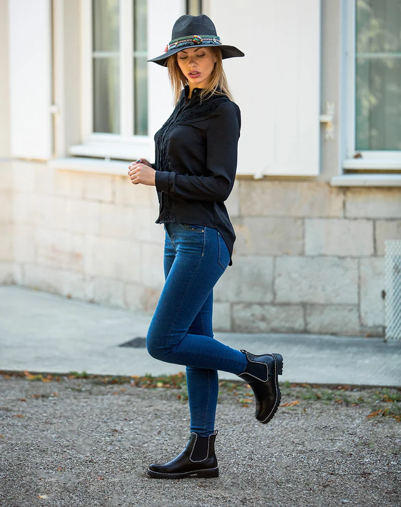 Chelsea boots noires grainées à détails perles