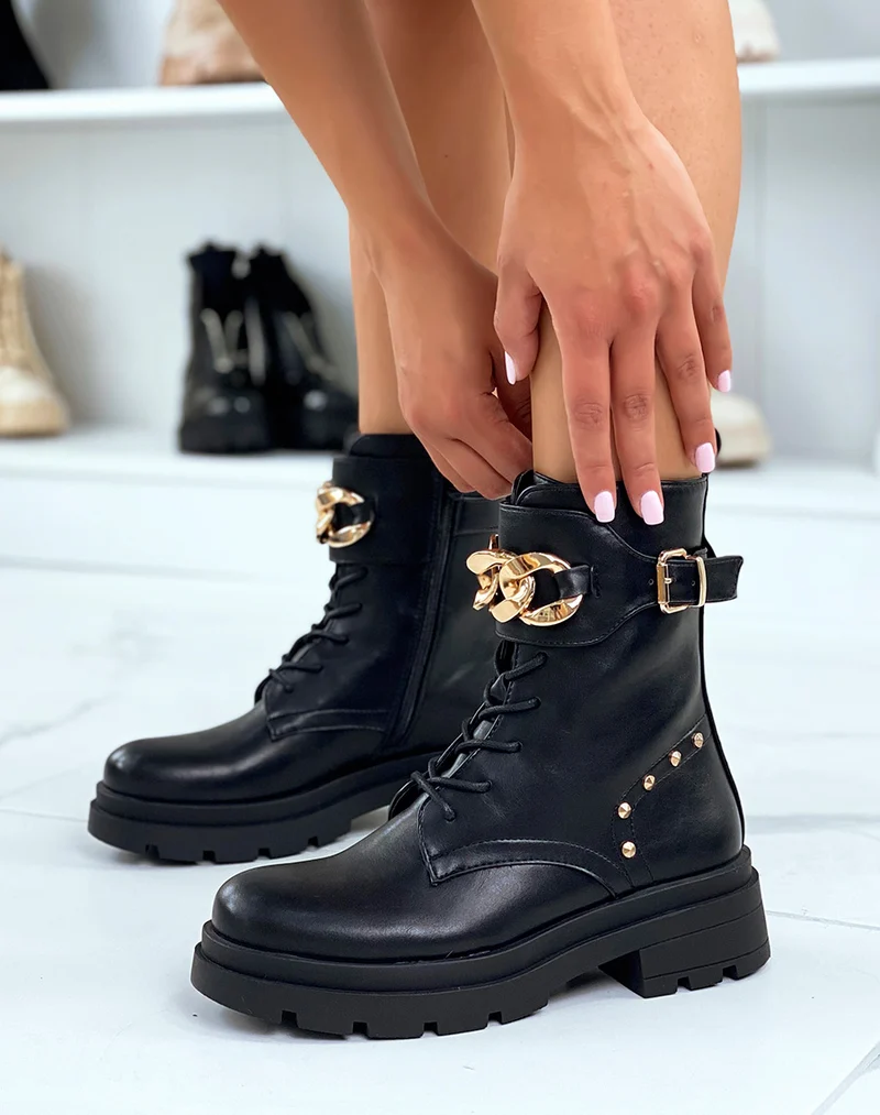 Bottines noires montantes à clous et chaîne dorées