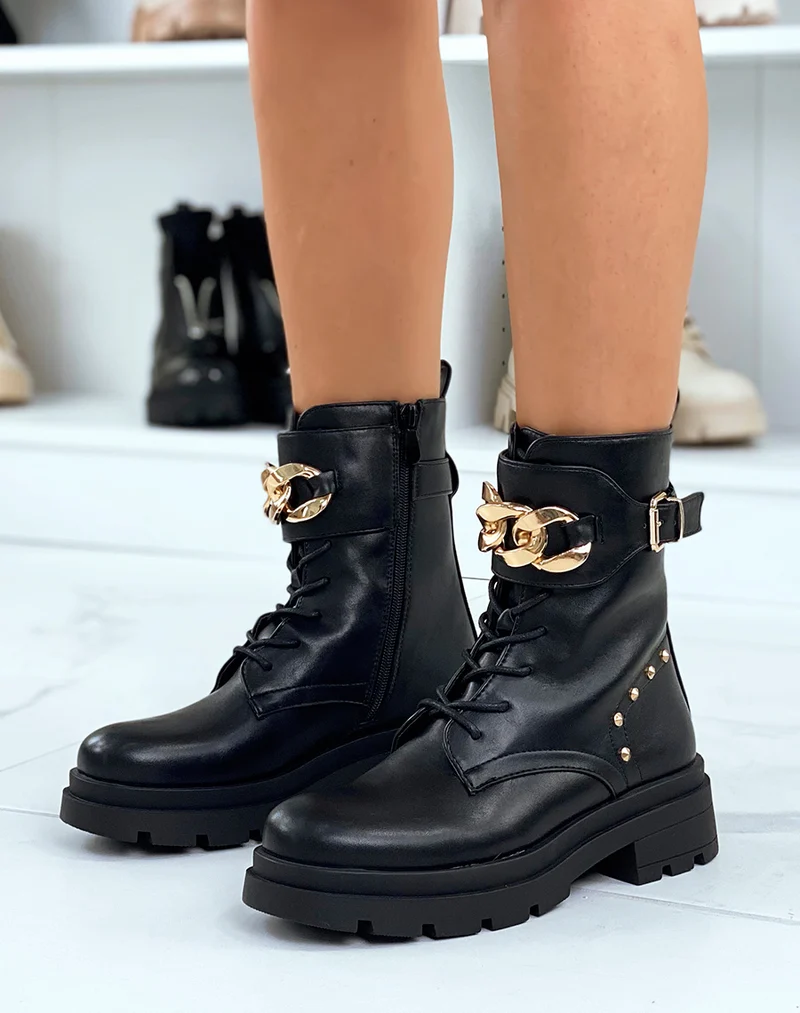 Bottines noires montantes à clous et chaîne dorées