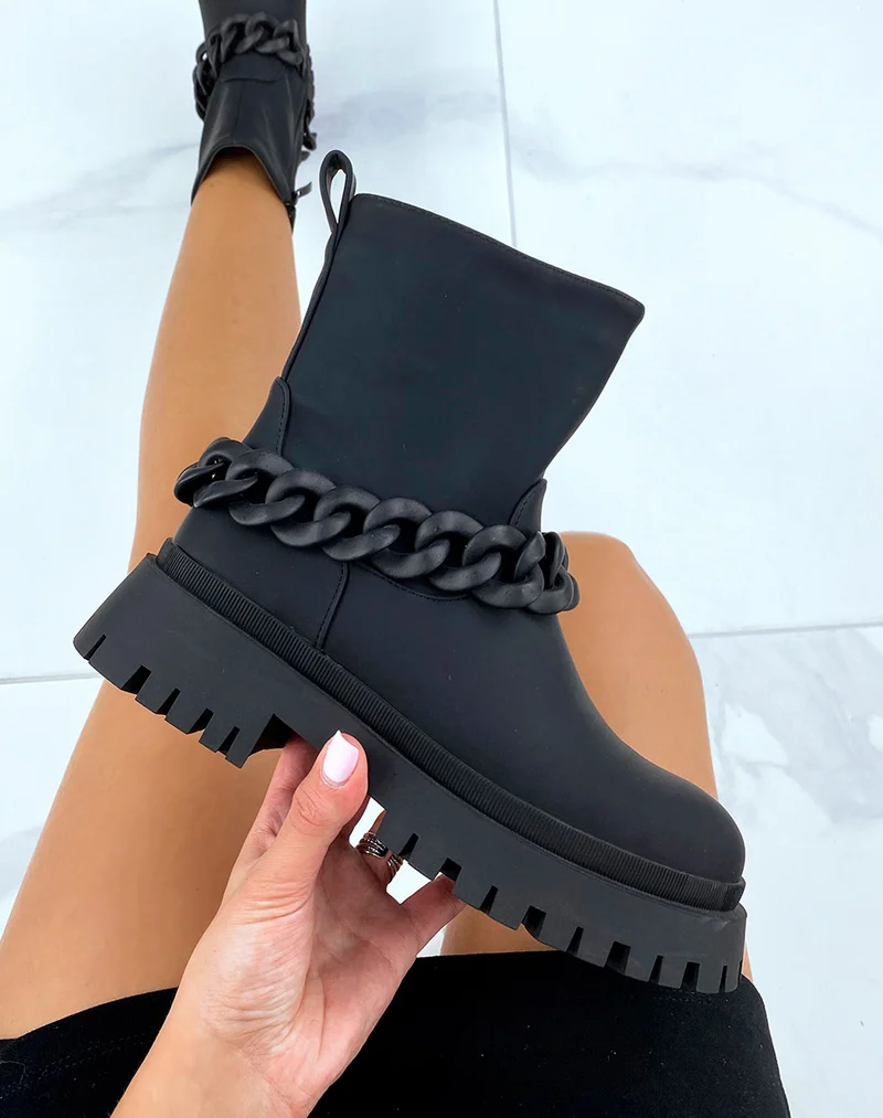Bottines noires effet imperméable à chaîne noire et semelle crantée