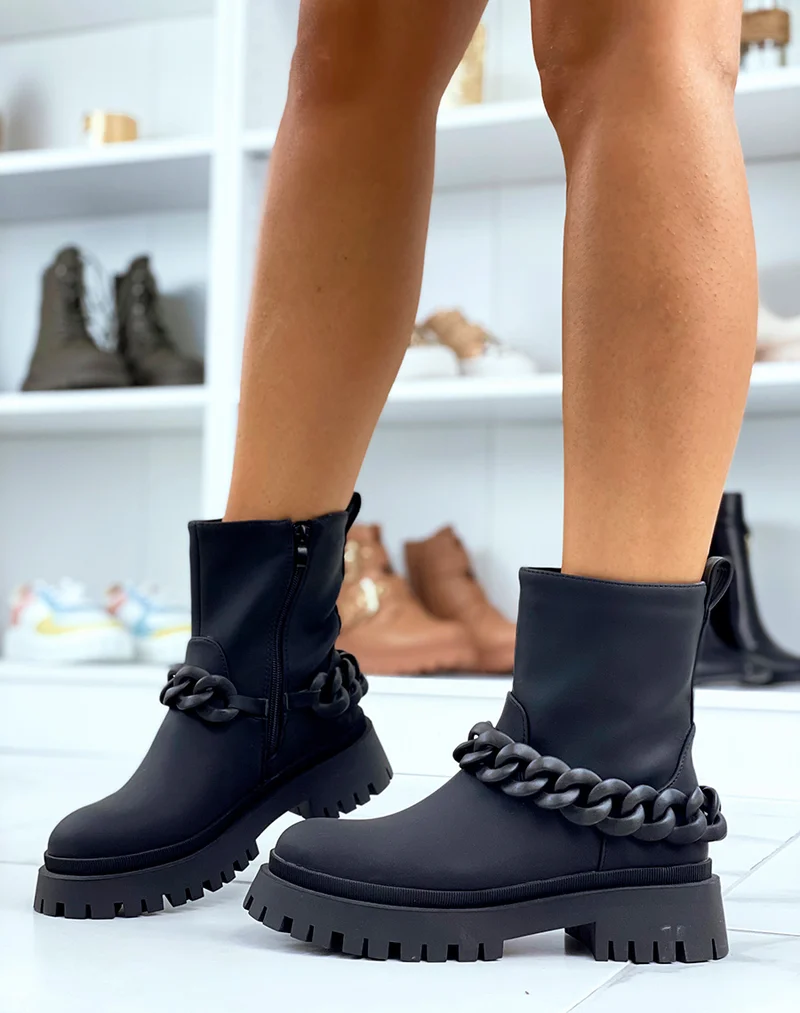 Bottines noires effet imperméable à chaîne noire et semelle crantée
