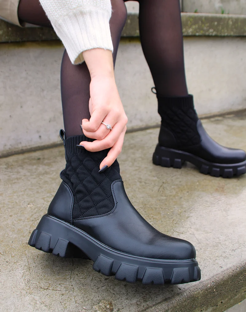 Bottines noires basses à semelle haute et crantée
