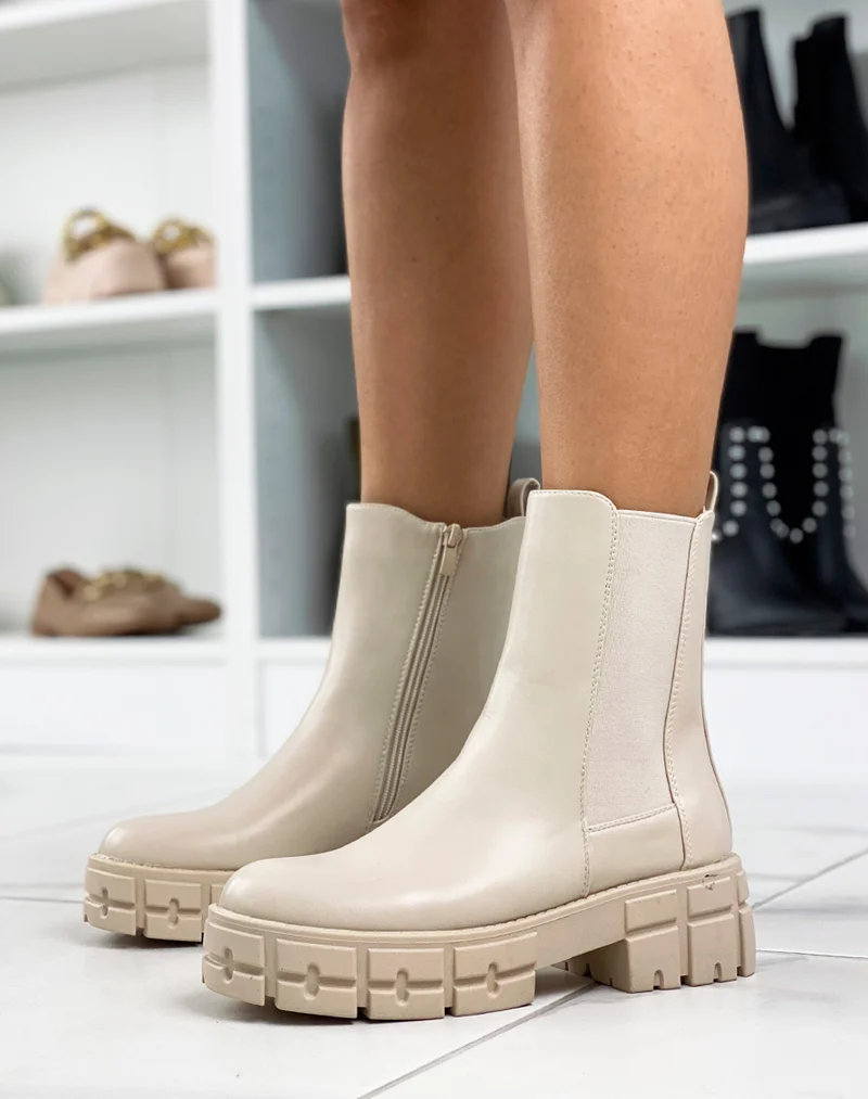 Bottines beiges style chelsea à gros talon cranté
