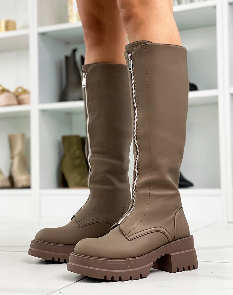 Bottes marron foncé gommées à long zip argenté talonnées