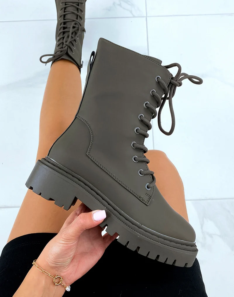 Bottines kaki montantes mattes à lacet et semelle talonnée