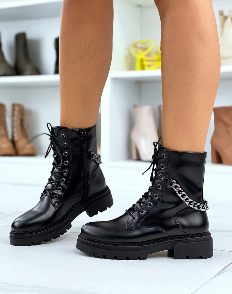 Bottines hautes noir mat ornées d’une chaine grise
