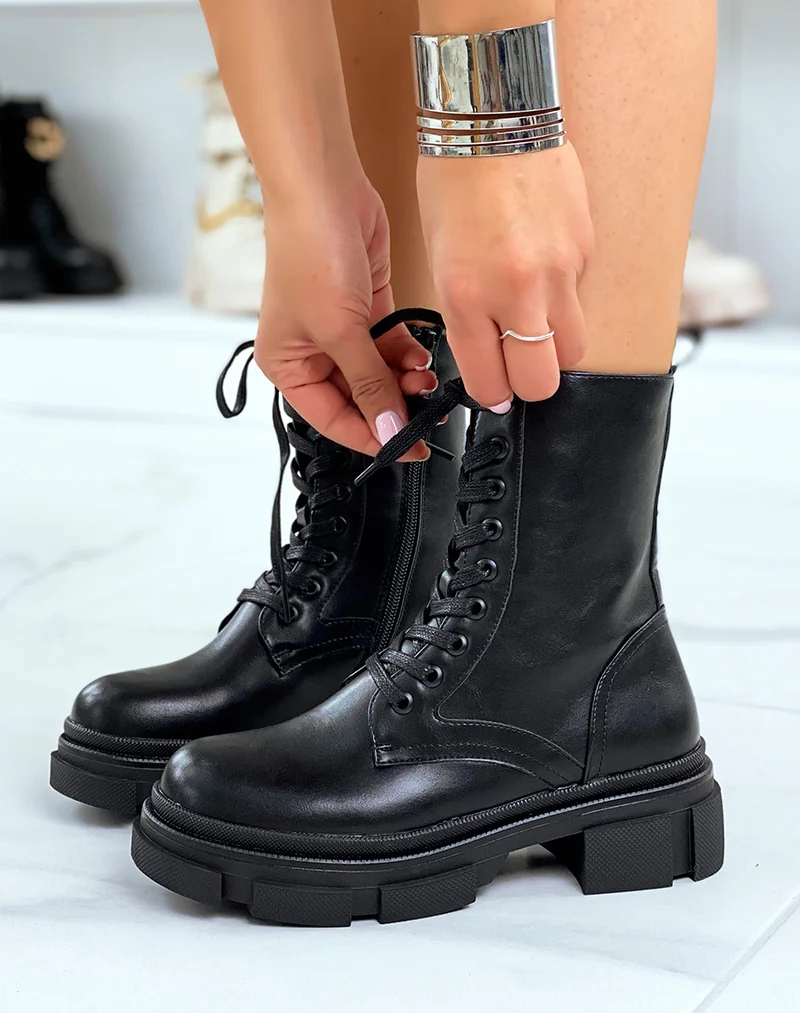 Bottines noires extra montantes à lacets et semelle crantée