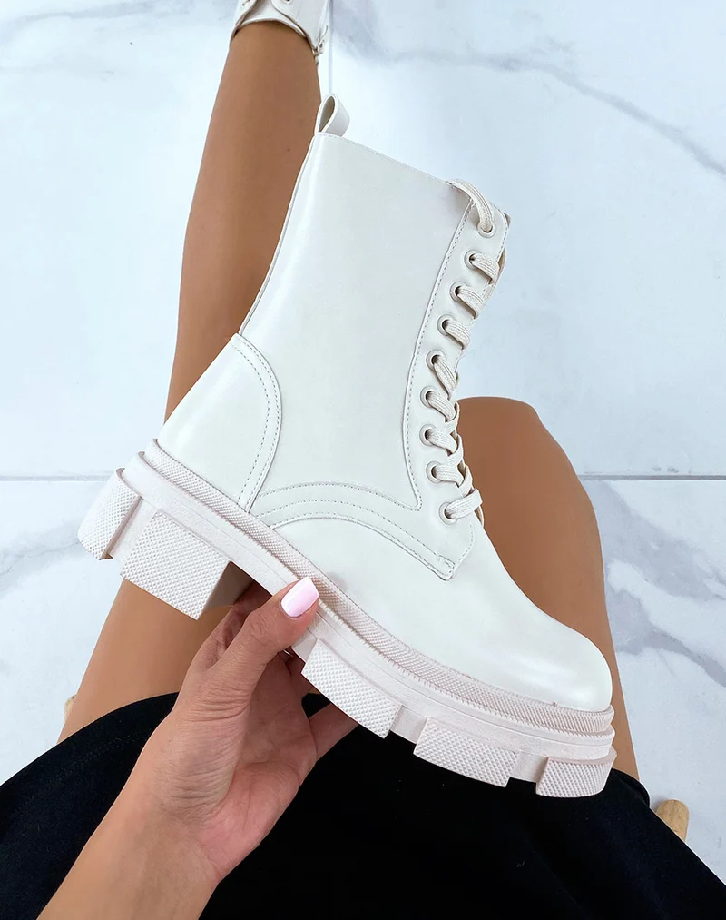 Bottines beiges extra montantes à lacets et semelle crantée