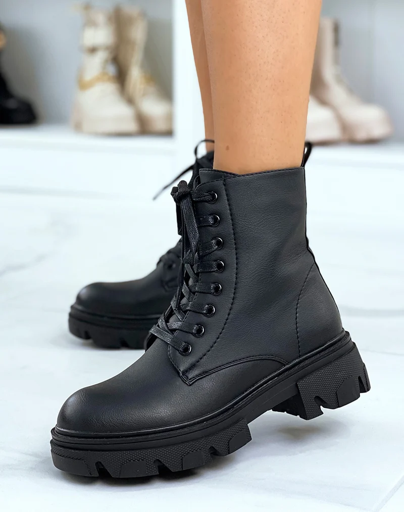 Bottines noires montantes à lacets et semelle crantée
