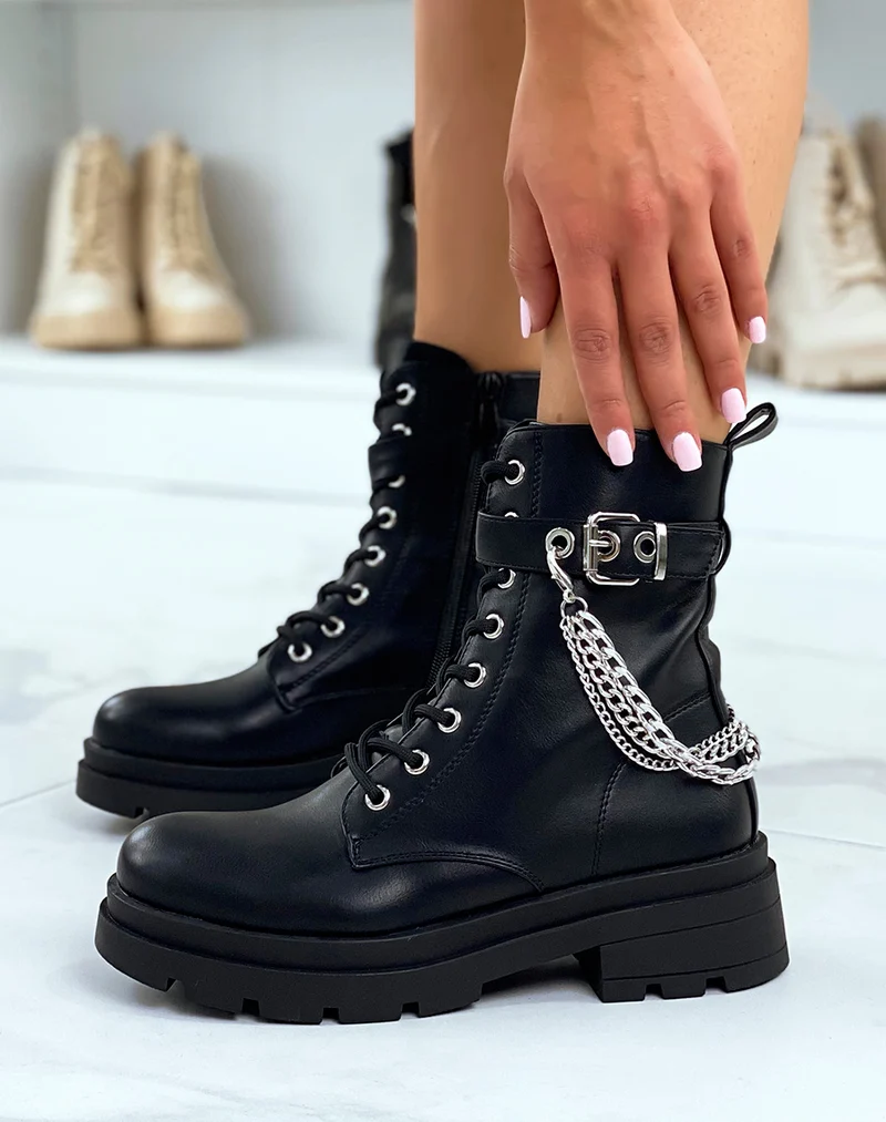Bottines noires à chaîne argentée