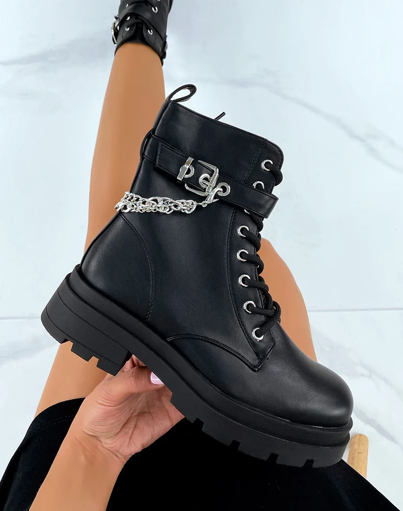 Bottines noires à chaîne argentée