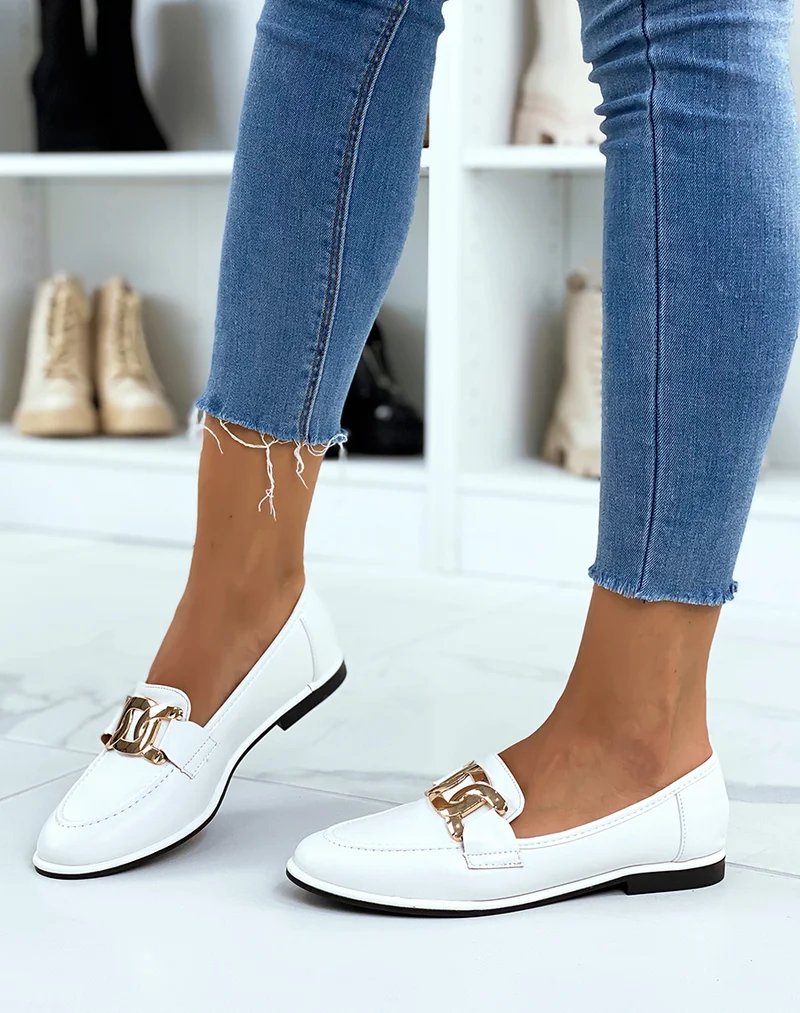 Mocassins blancs plats à chaîne dorée