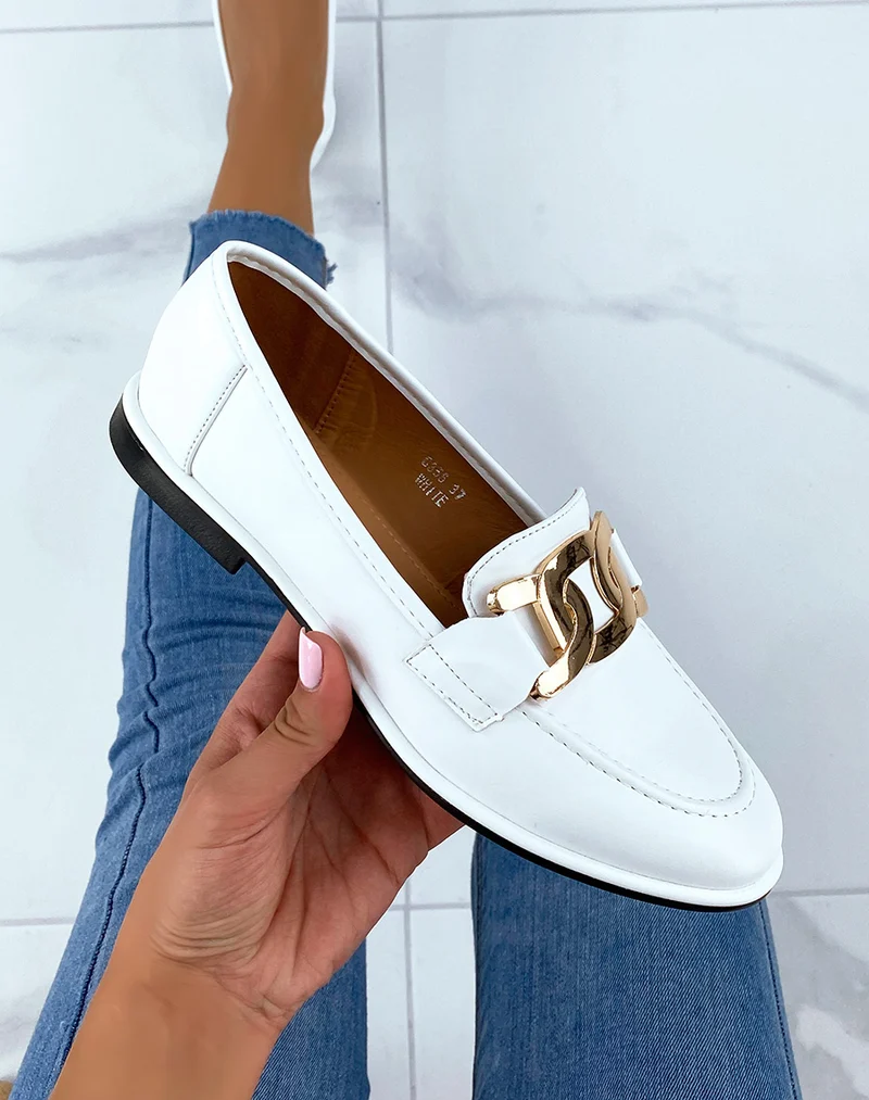 Mocassins blancs plats à chaîne dorée