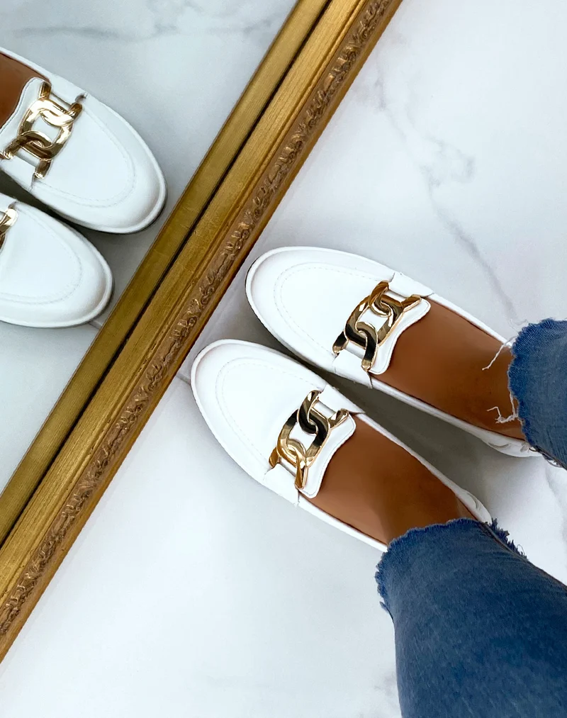 Mocassins blancs plats à chaîne dorée