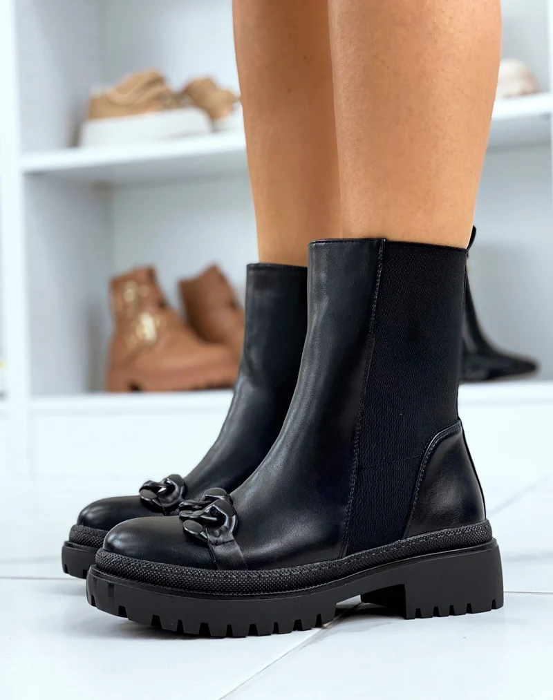 Bottines noires ornées d’une chaîne noire