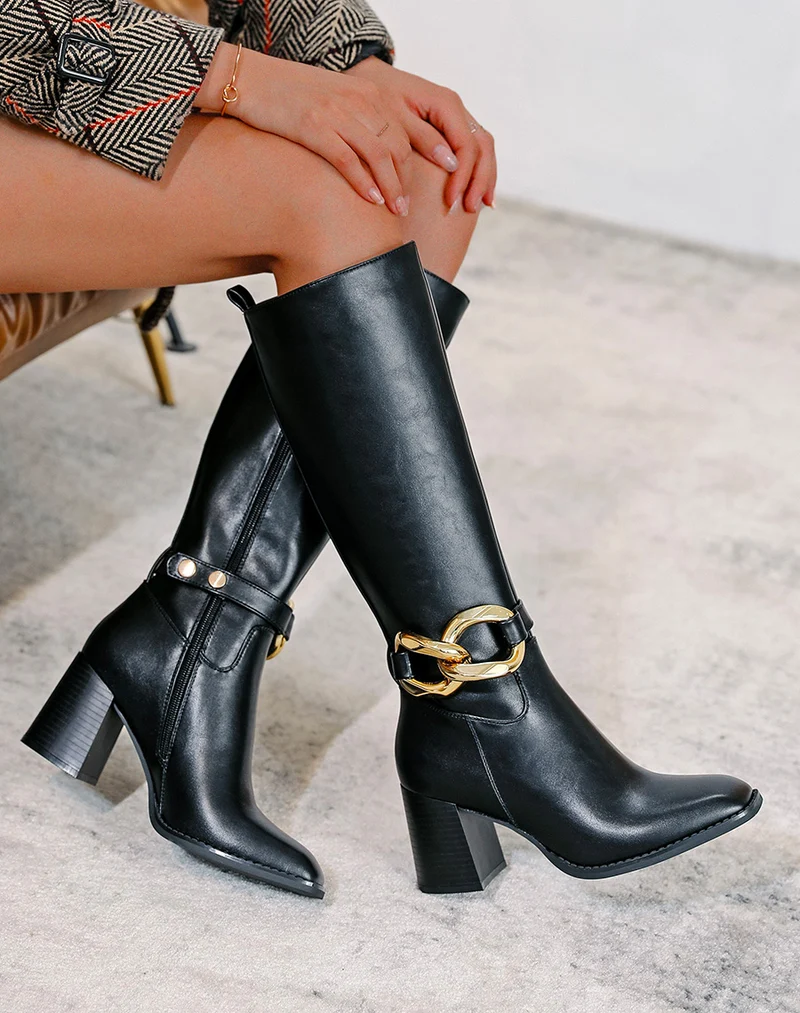 Bottes hautes à talon noires ornées d’une chaîne dorée