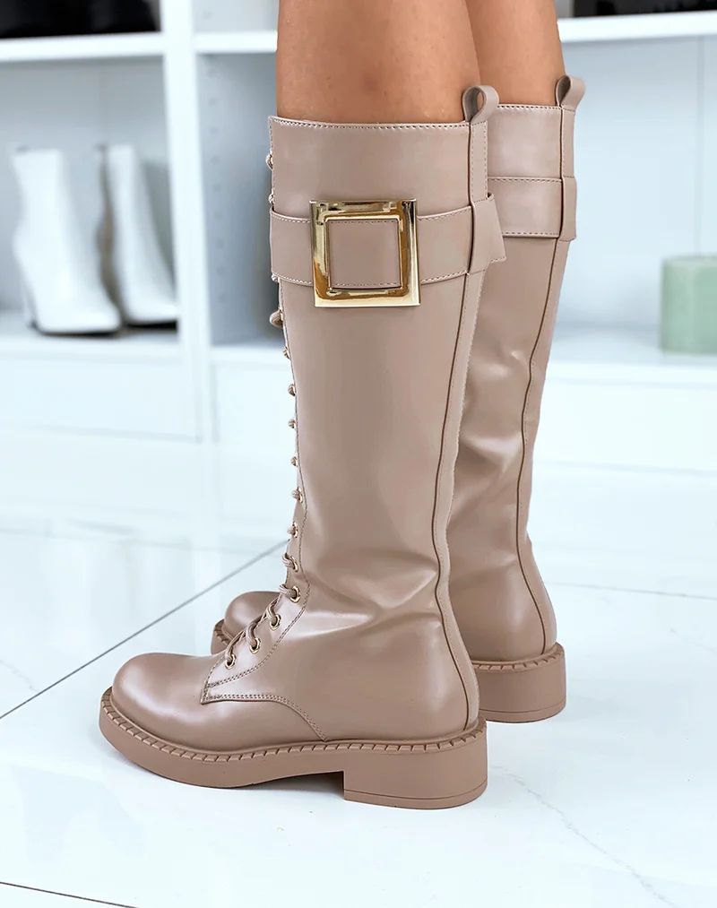 Bottes hautes taupe à grosse boucle dorée