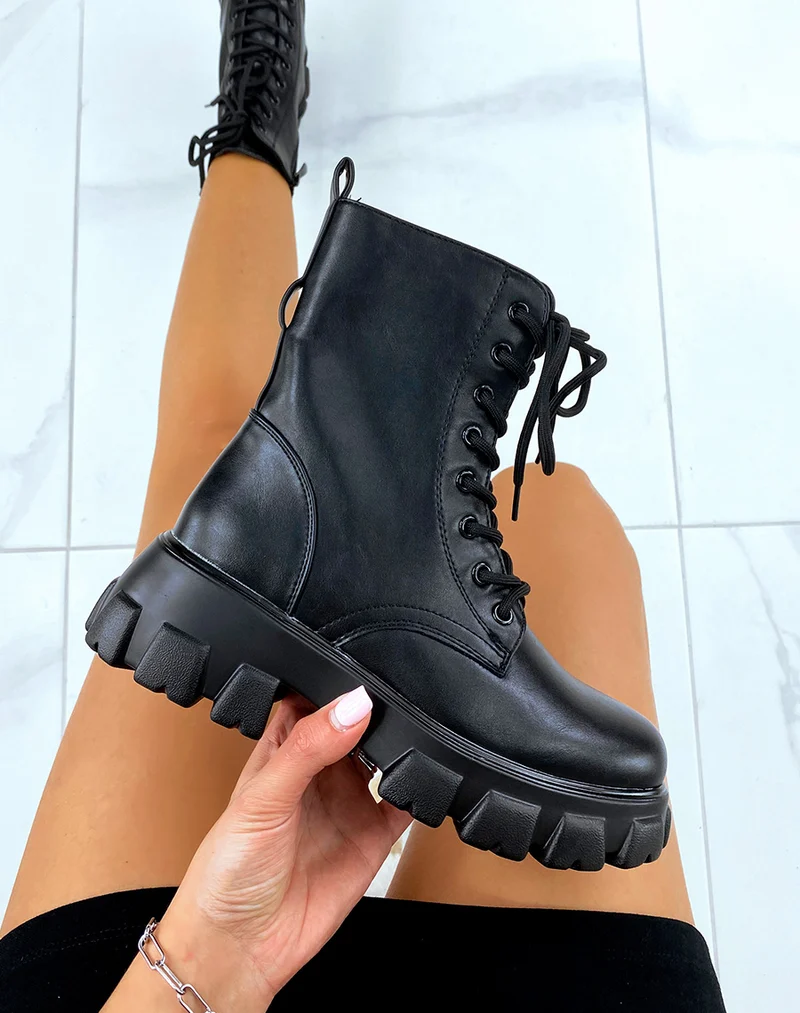 Bottines hautes noires avec poche cloutées