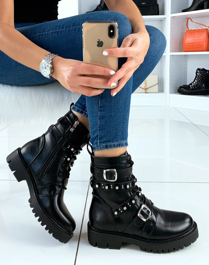 Bottines noires sanglées et cloutées à strass
