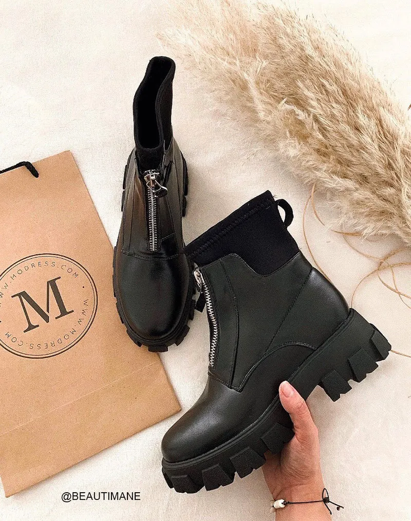Bottines noires à semelle épaisse crantée