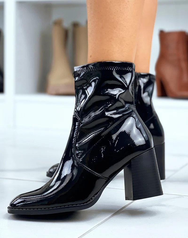 Bottines à talons vernies noires et à bout carré
