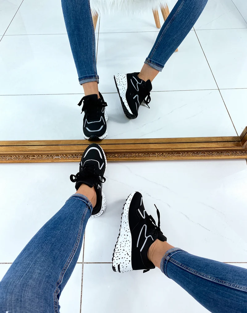 Baskets noires tachetées sur la semelle