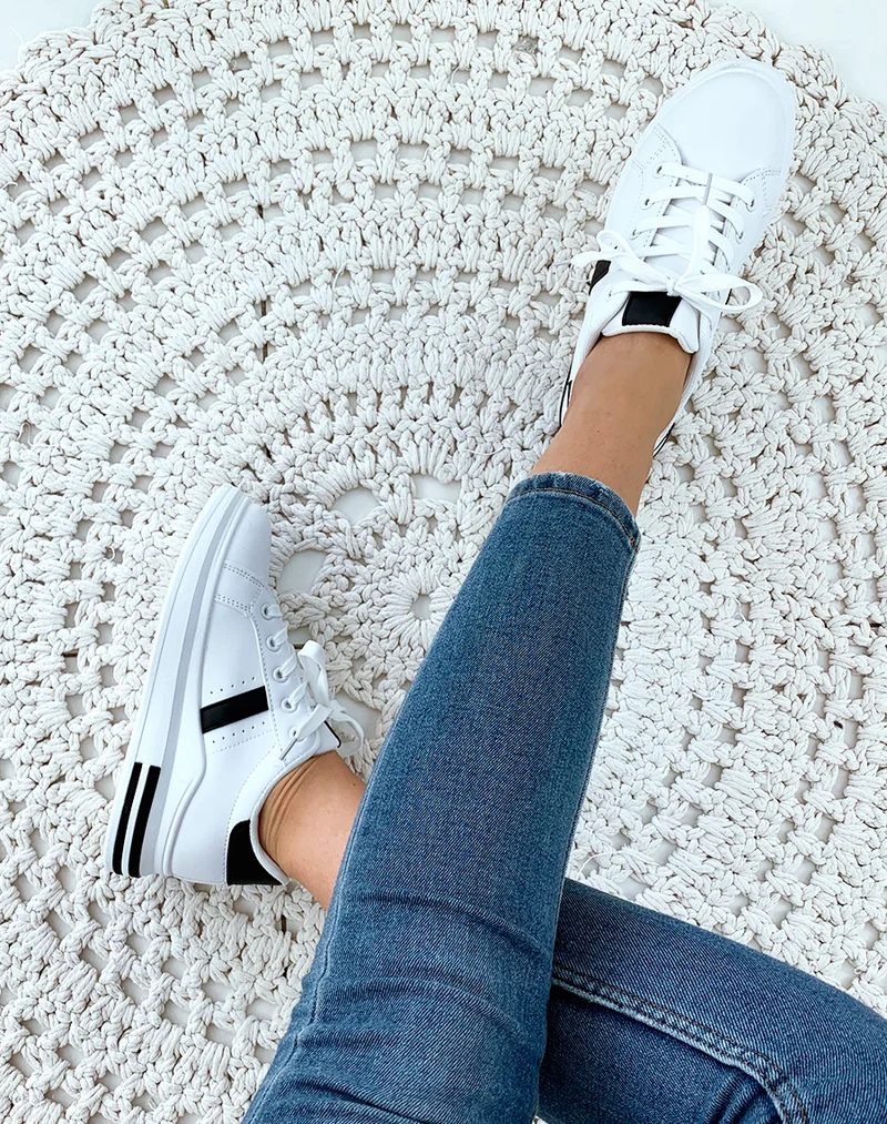 Baskets noires et blanches