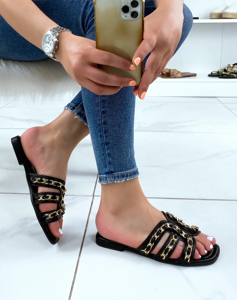 Mules noires à brides ouvertes croisées à chaîne dorée