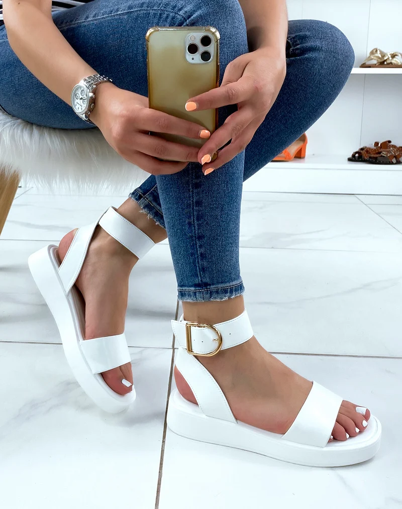 Sandales blanches à semelle et brides épaisses