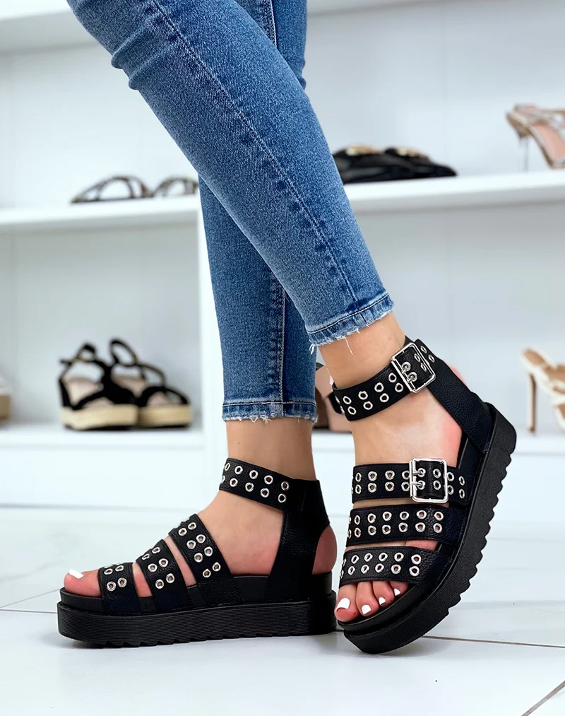 Sandales noires plates à multiples brides cloutées
