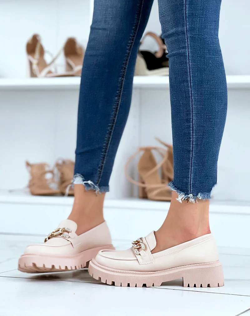 Mocassins beiges à chaîne dorée à strass et semelle crantée