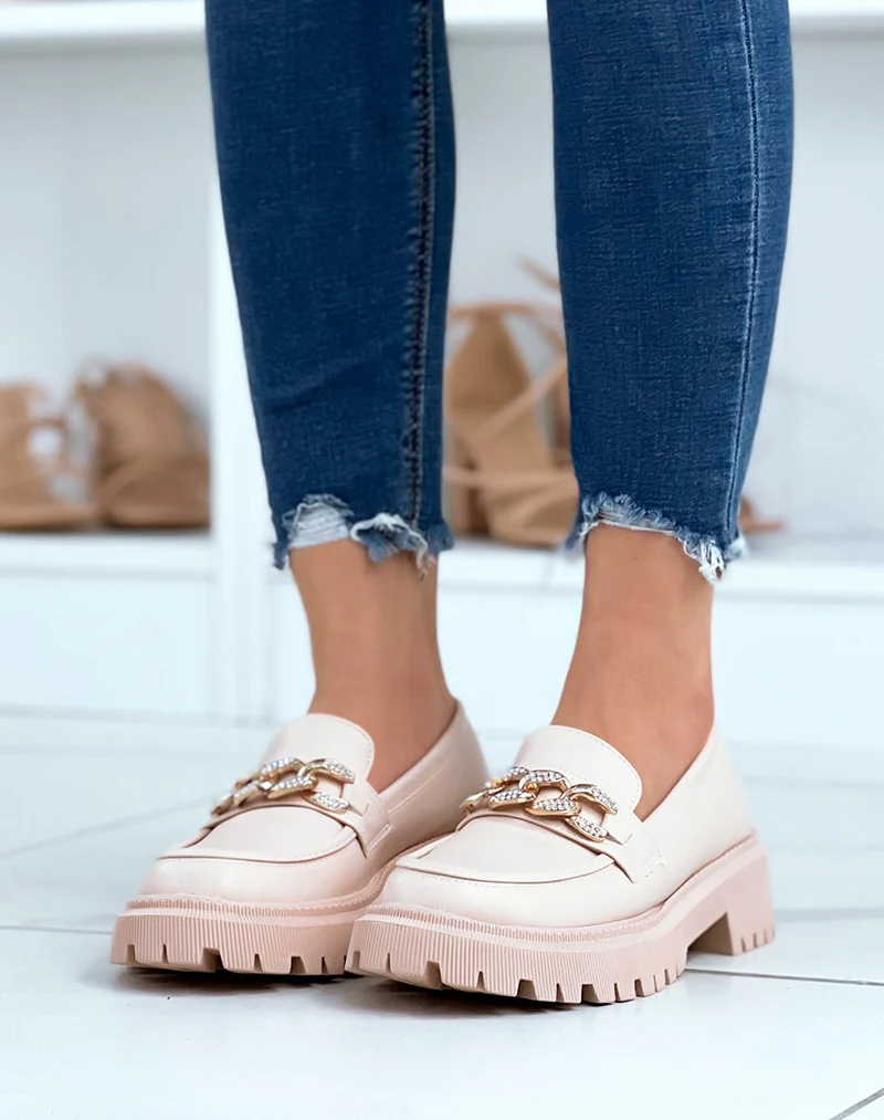 Mocassins beiges à chaîne dorée à strass et semelle crantée