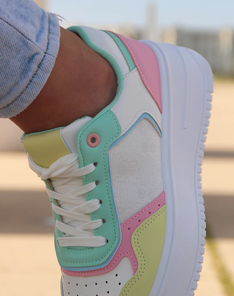Baskets blanches à empiècements verts roses jaunes et bleus