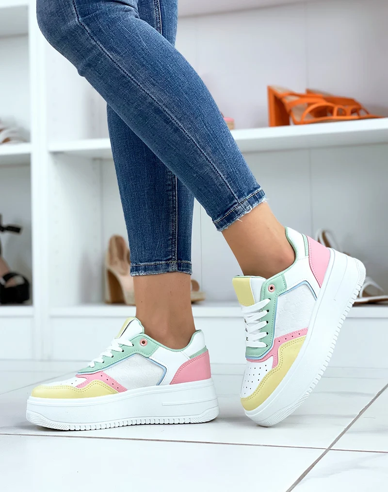 Baskets blanches à empiècements verts roses jaunes et bleus