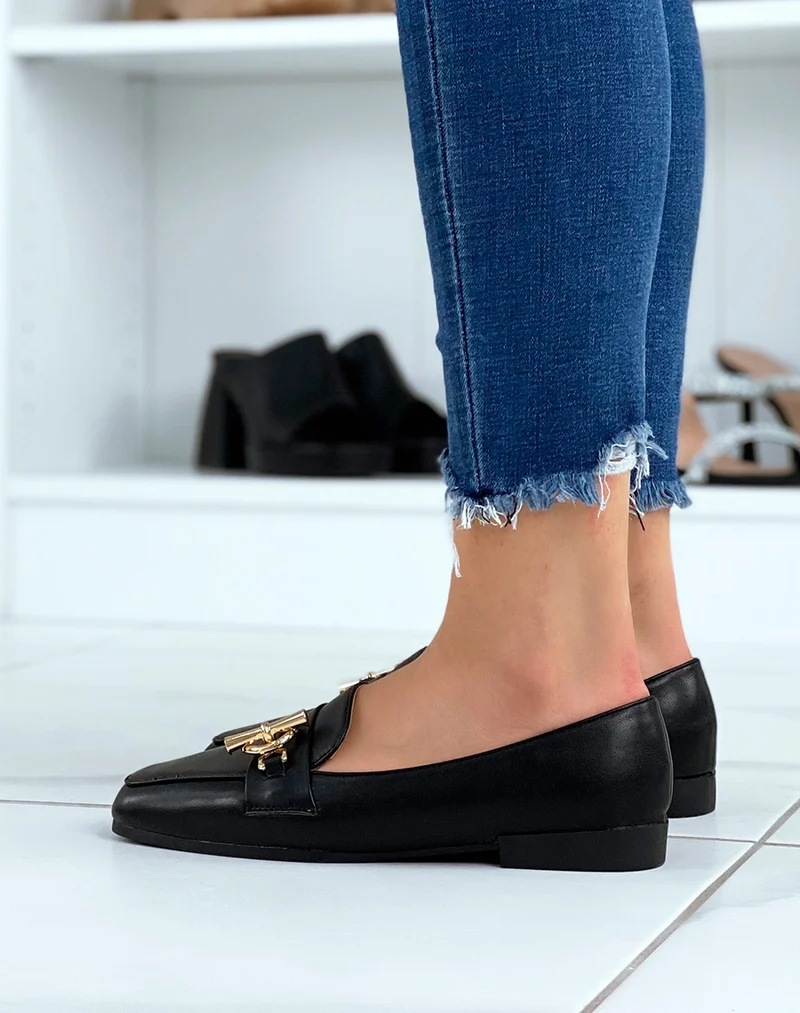 Mocassins noirs à boucle dorée