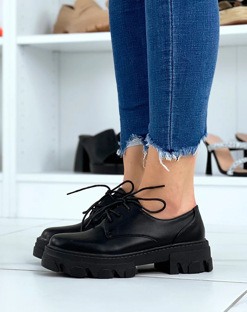 Derbies noires mattes à semelle crantée