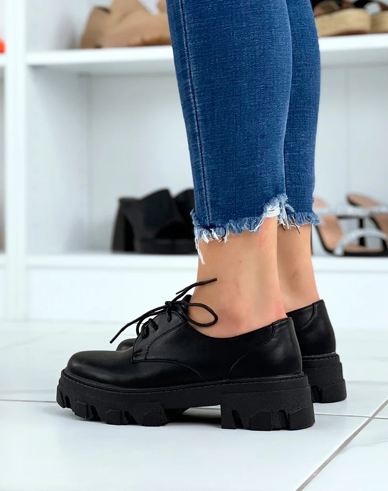 Derbies noires mattes à semelle crantée