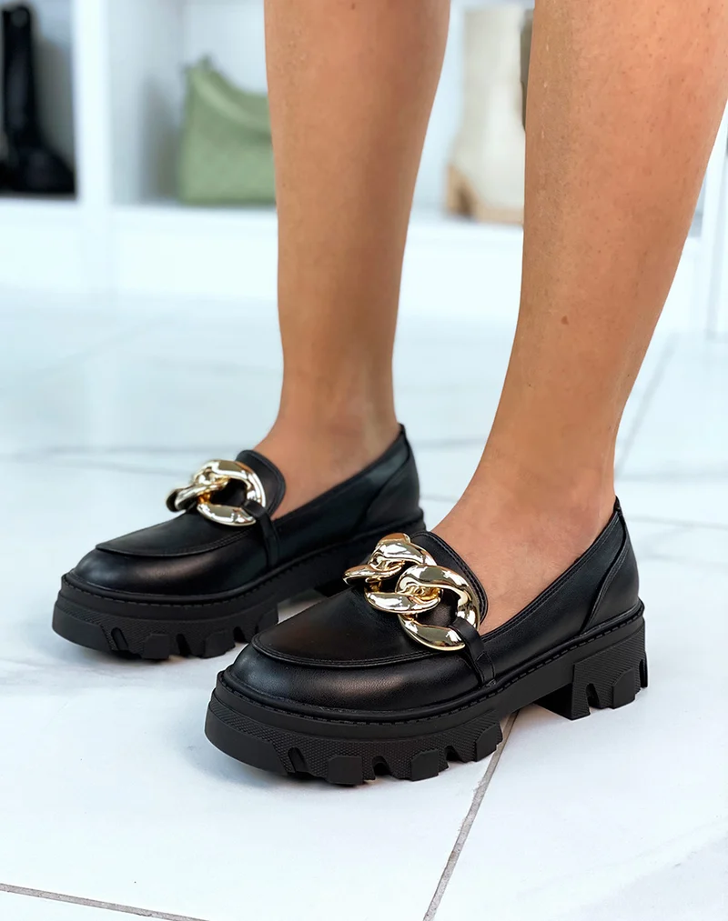 Mocassins noirs à semelle crantée et chaîne dorée