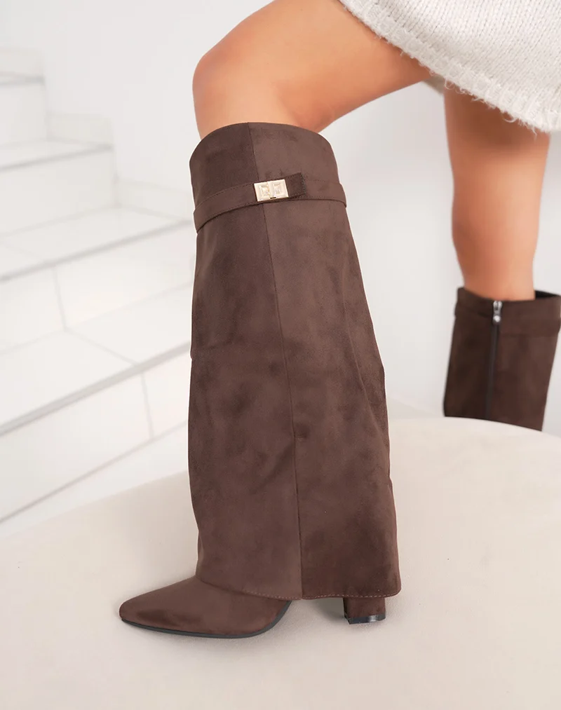 Bottes femme marron en suédine chic à bout pointu avec talon épais et cadenas doré