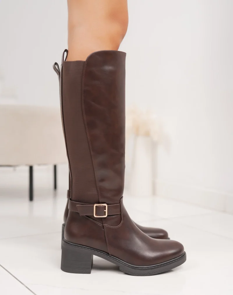 Bottes marrons à talon avec élastique et boucle dorée – Un classique élégant revisité