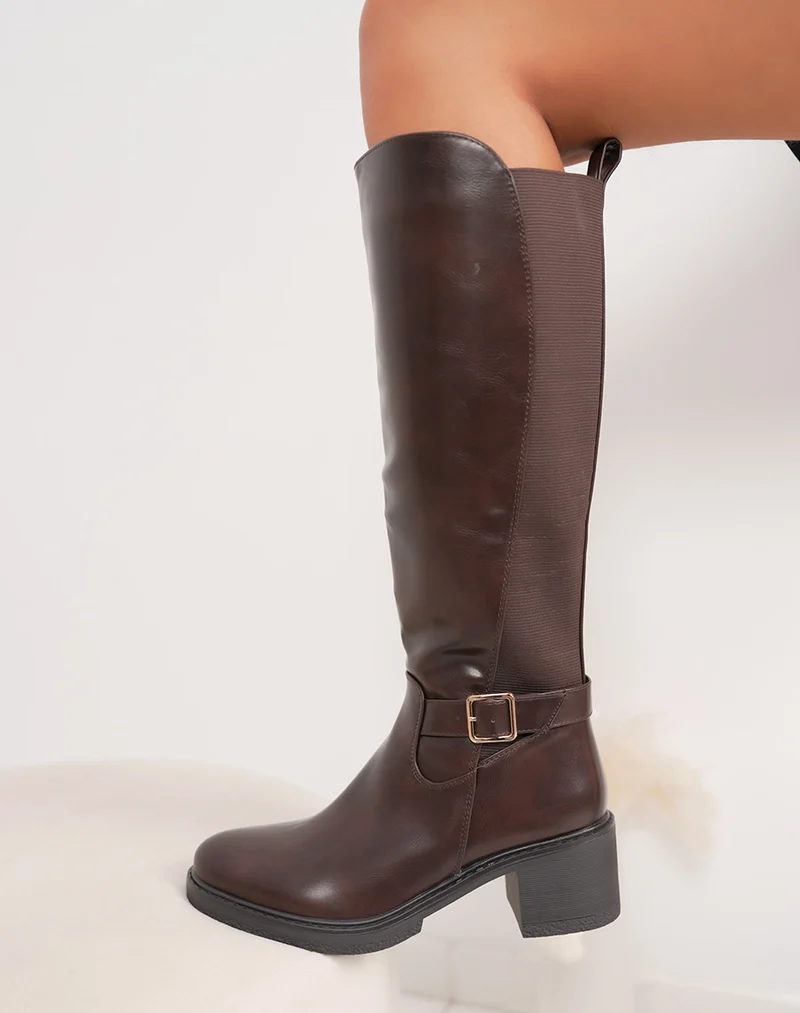 Bottes marrons à talon avec élastique et boucle dorée – Un classique élégant revisité