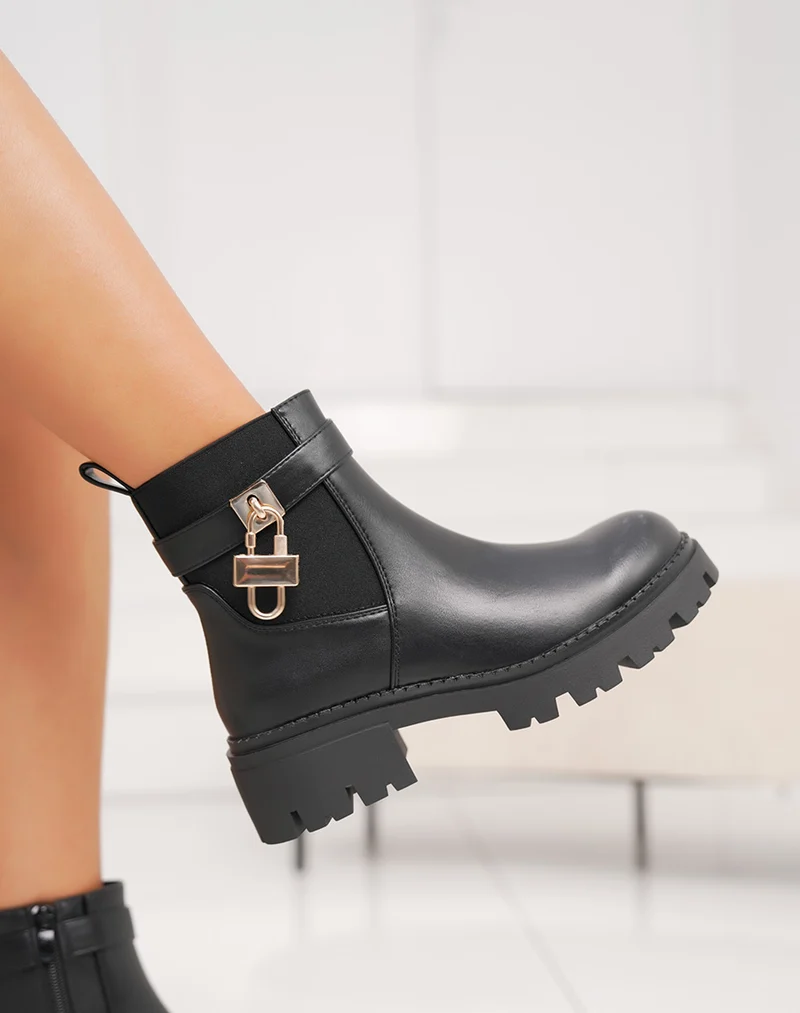 Bottines femme noires style chelsea à semelle crantée et détail cadenas doré