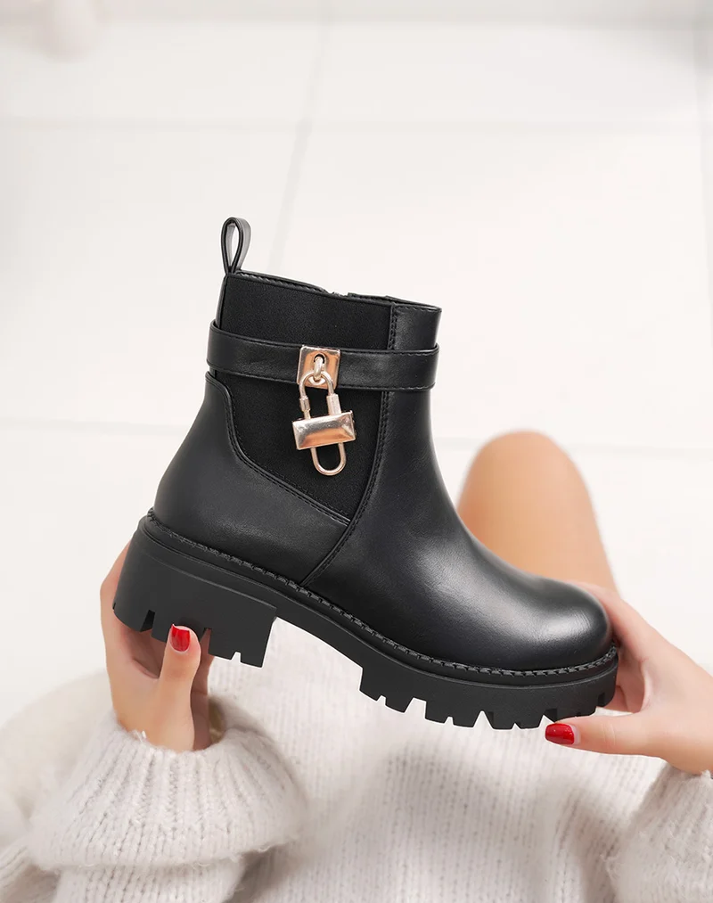Bottines femme noires style chelsea à semelle crantée et détail cadenas doré