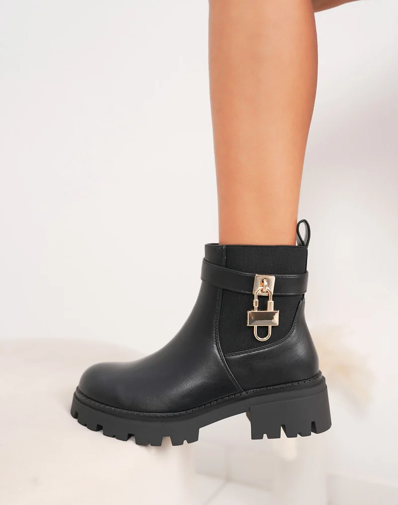 Bottines femme noires style chelsea à semelle crantée et détail cadenas doré
