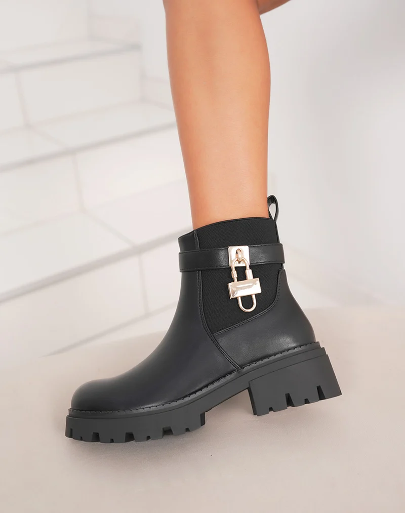 Bottines femme noires style chelsea à semelle crantée et détail cadenas doré