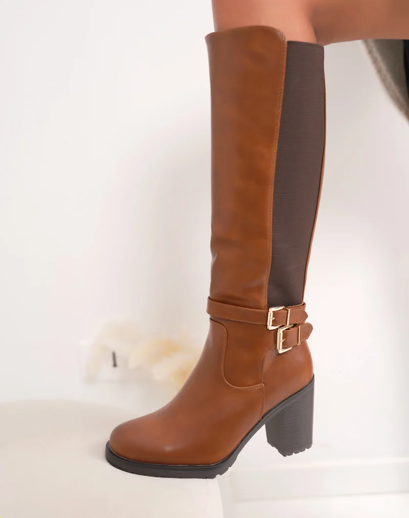 Bottes femme camel à talons hauts avec double boucles dorées et semelle crantée