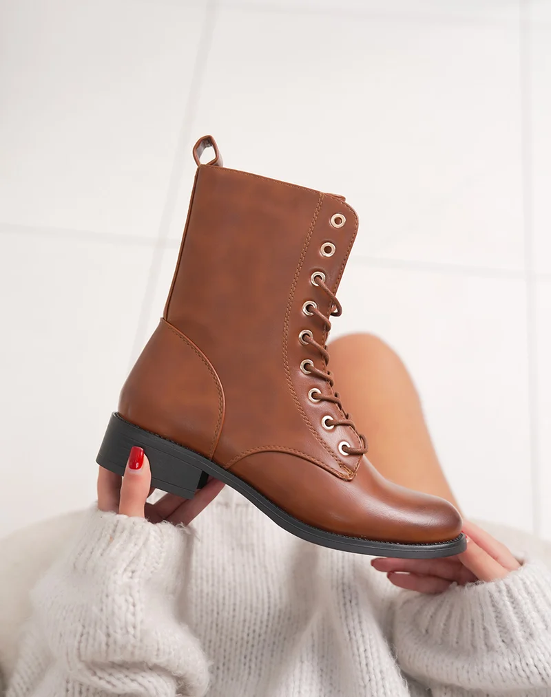 Bottines femme camel tendance à lacets montants et intérieur fourré