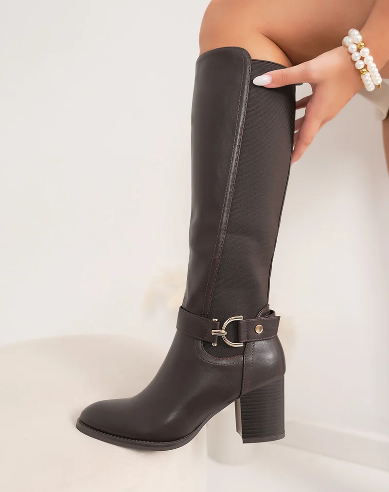Bottes marron à talon épais et détail doré – Élégance intemporelle