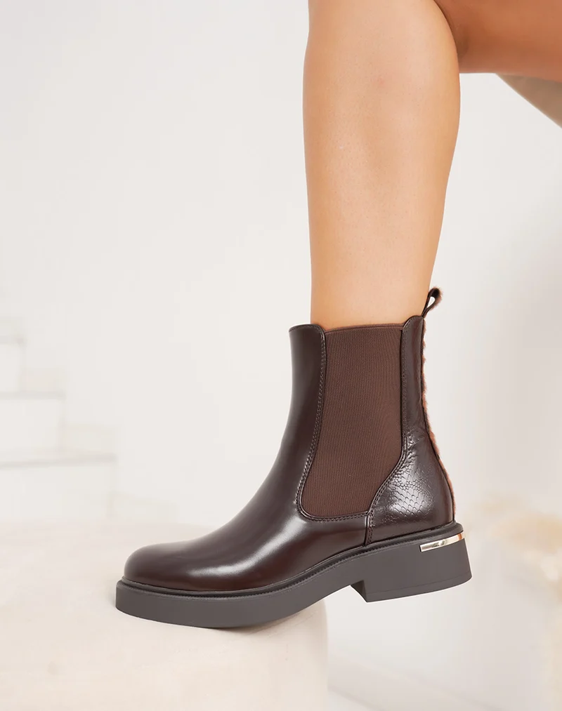 Bottines marron vernies style chelsea à effet croco et détail argenté