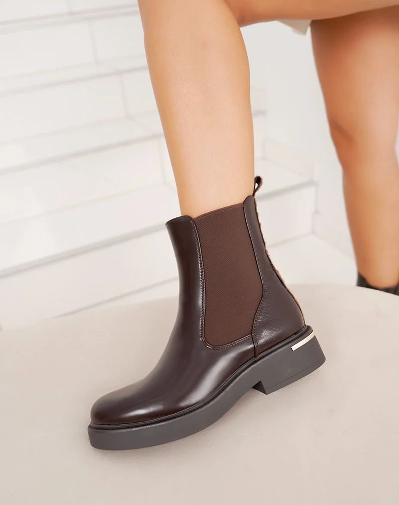 Bottines marron vernies style chelsea à effet croco et détail argenté